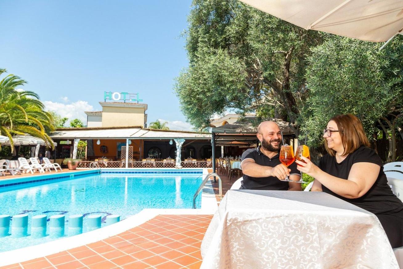 Hotel L'Ulivo Girasole Eksteriør billede