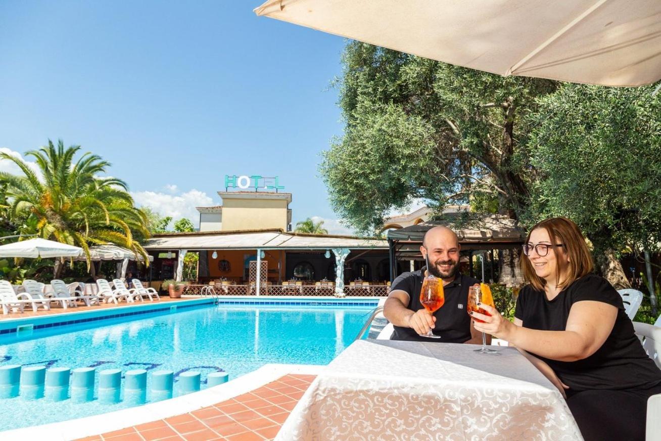 Hotel L'Ulivo Girasole Eksteriør billede